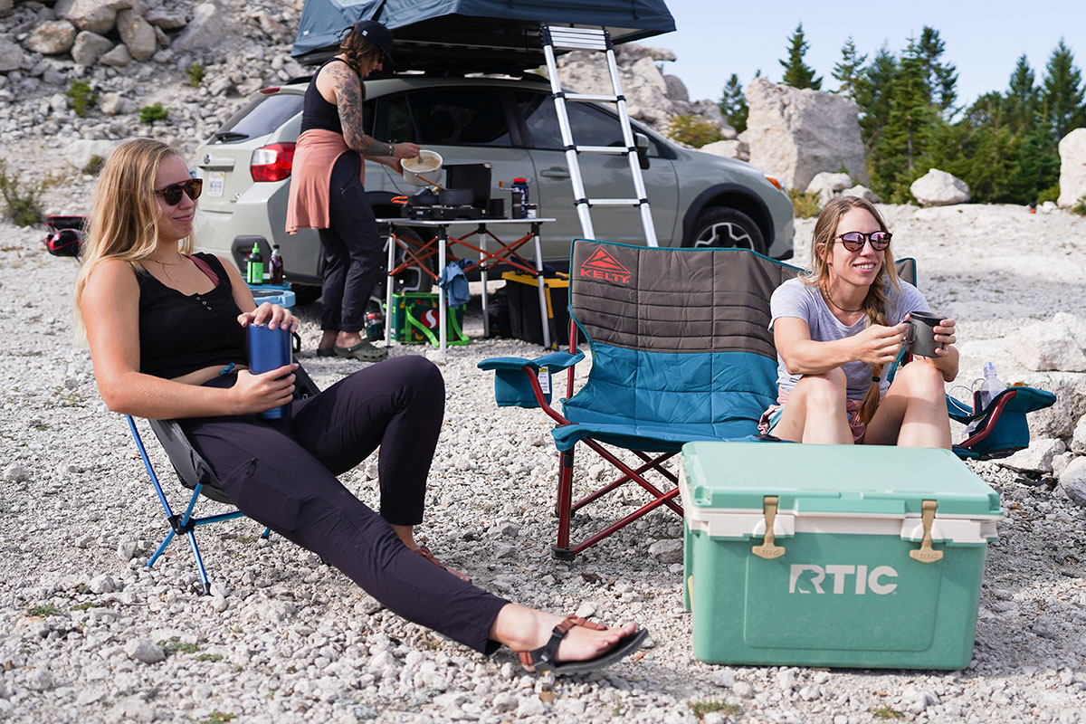 Camping chiar (Kelty Low Loveseat at camp)