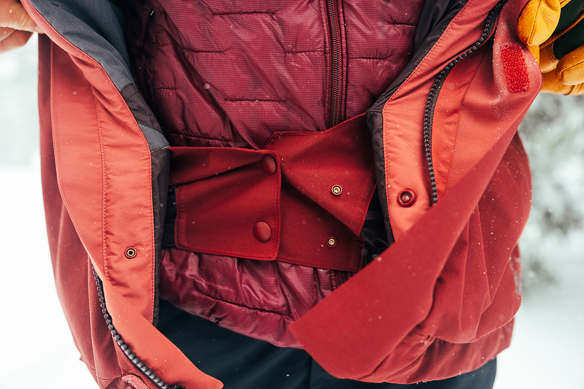 Men's ski jacket (powder skirt closeup)