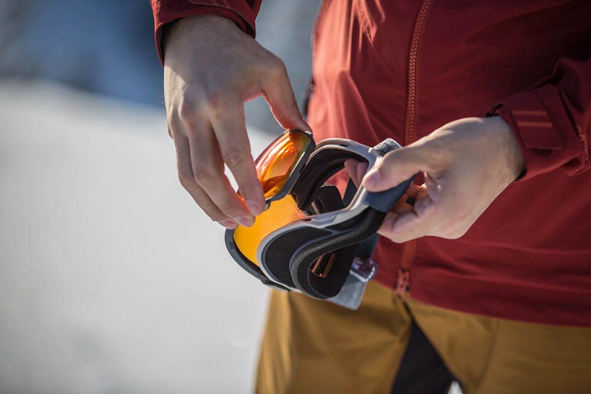 Swapping lenses on the Anon M4 Toric MFI goggles