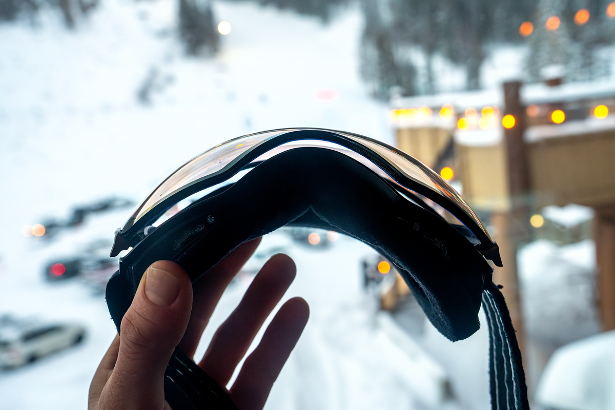 Showing the lens pop out venting system of the Julbo Lightyear