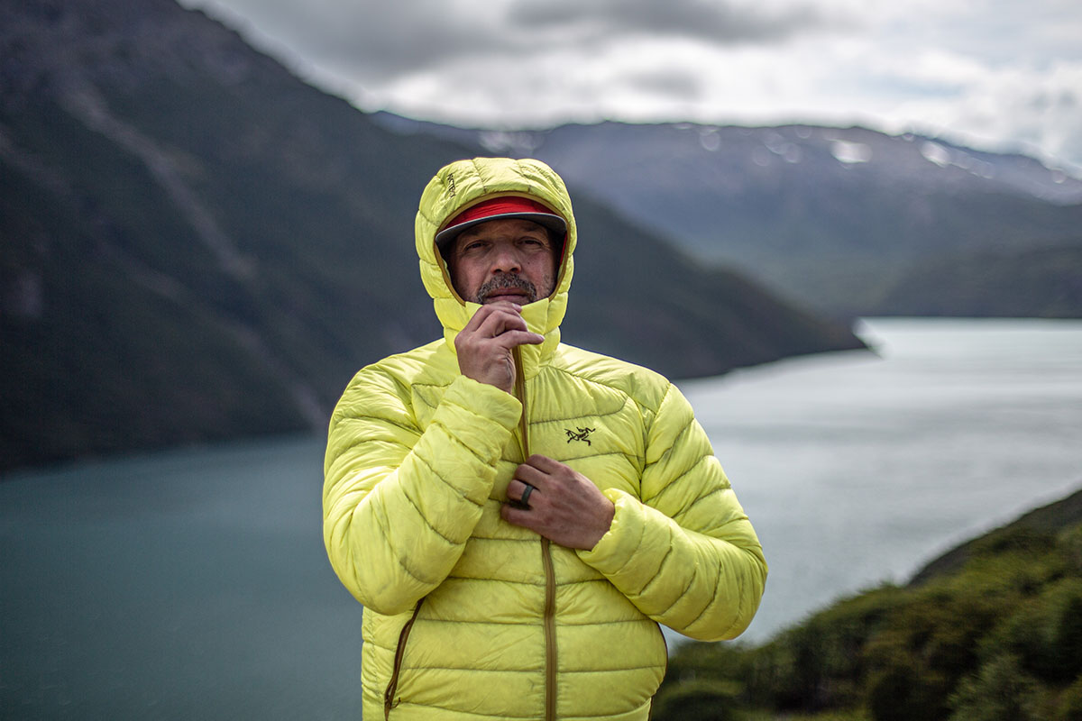 A man zips up the Arc'teryx Cerium Hoody