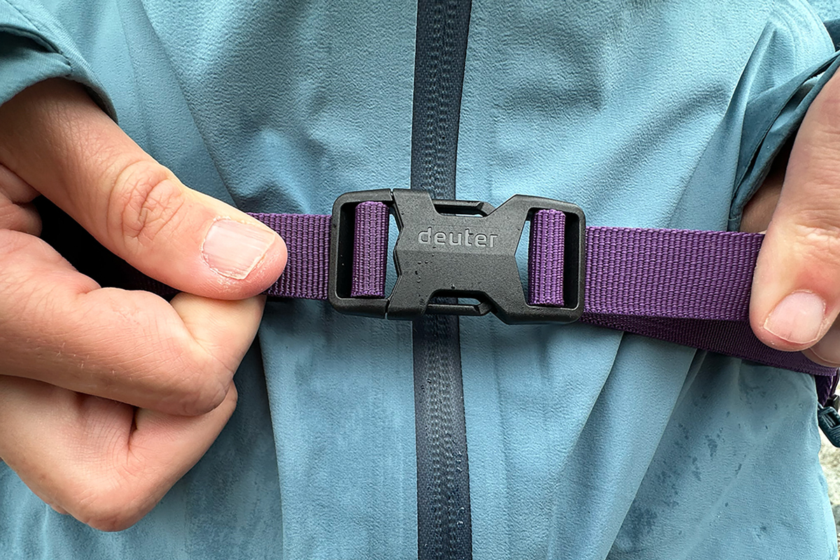 Close up of the buckle on the hipbelt of a purple daypack
