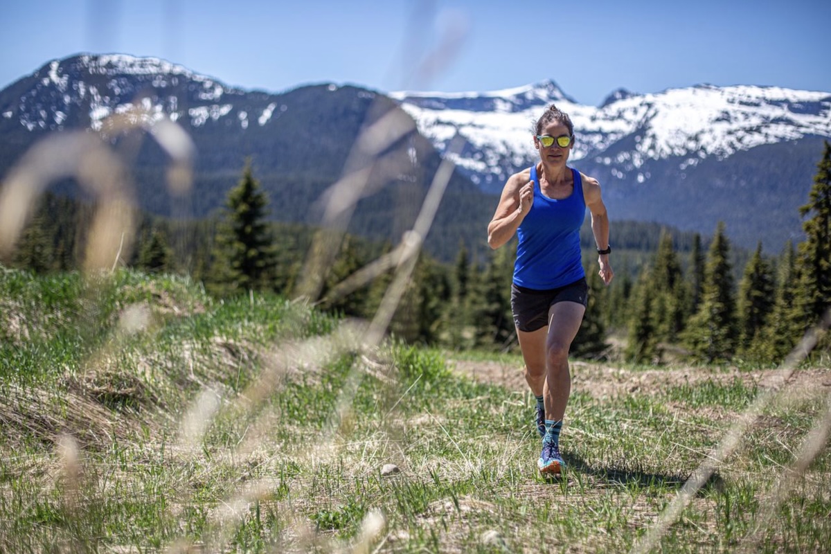 Hoka Speedgoat 6 - running front view in frront of mountains