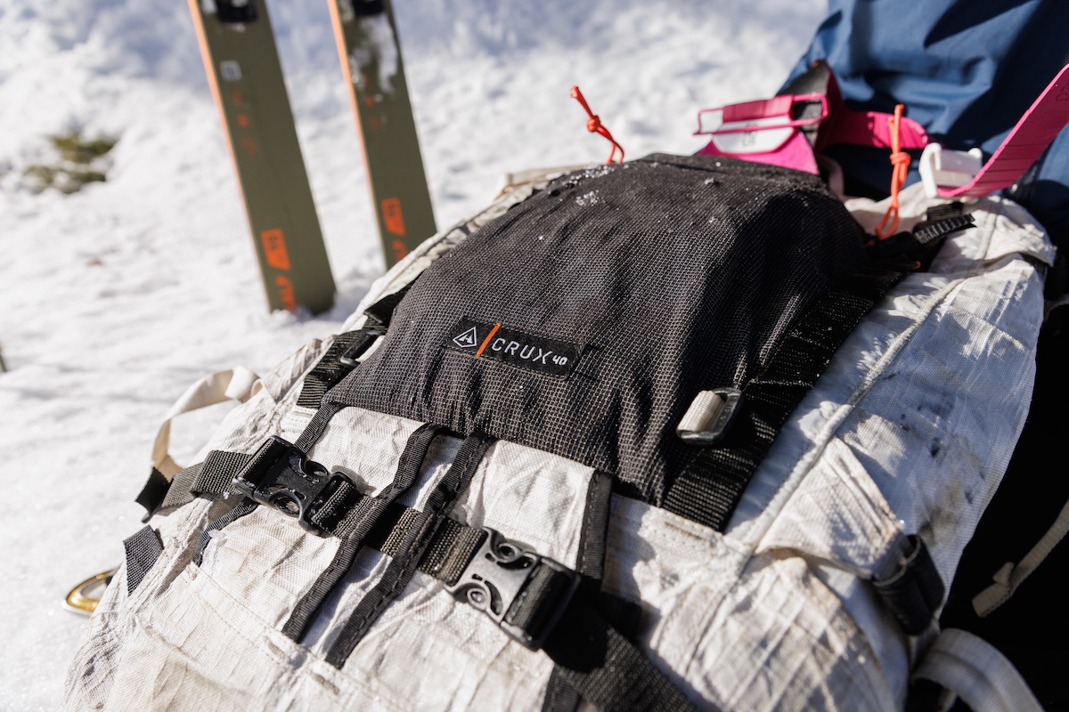 HyperliteCrux40_MeshPocketWearAndTear_SkiBackpack