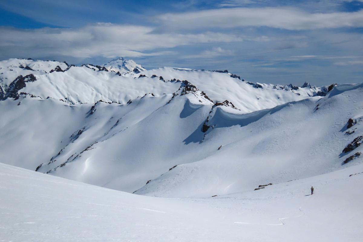 HyperliteCrux40_skiingridgeline_SkiBackpack_4