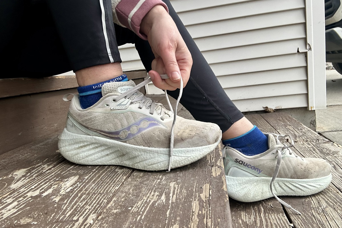 Saucony Triumph 22 (pulling laces)