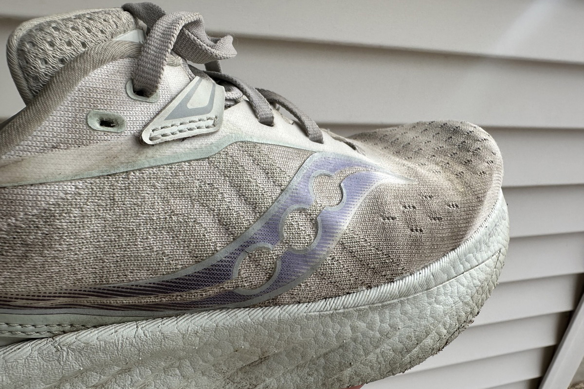 Saucony Triumph 22 (upper closeup)