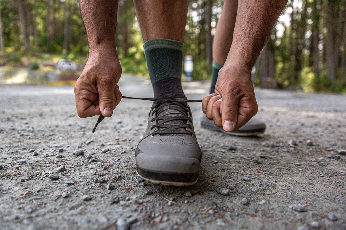 Specialized 2FO DH Clip mountain bike shoe (lacing up)