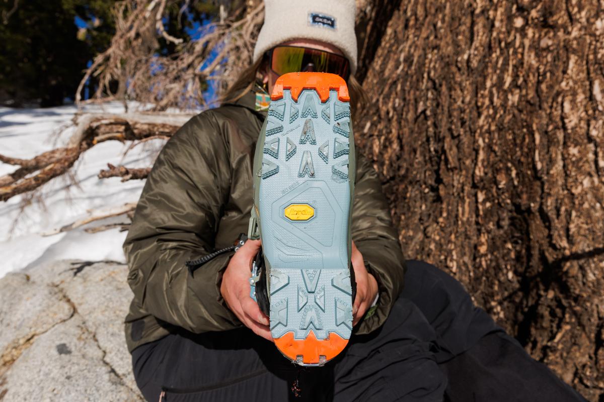 TecnicaZeroGTourProW_holdingsole_skiboots