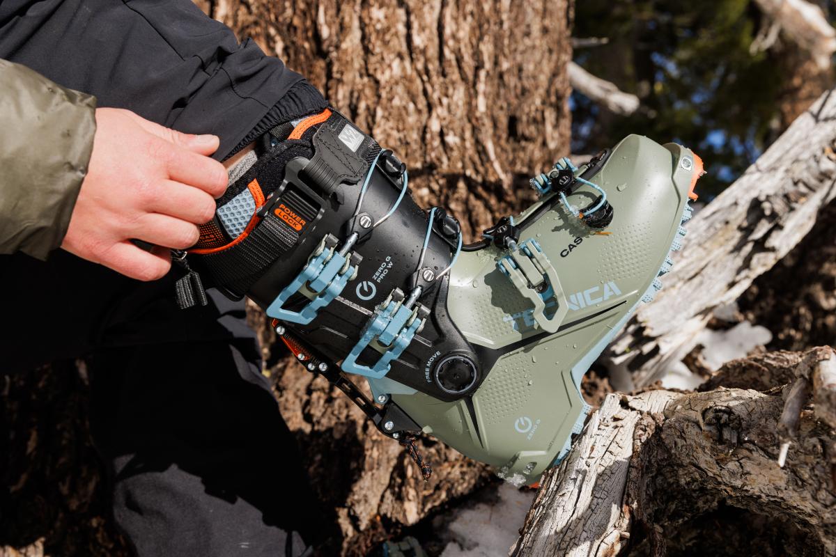 TecnicaZeroGTourProW_puttingbooton_skiboots