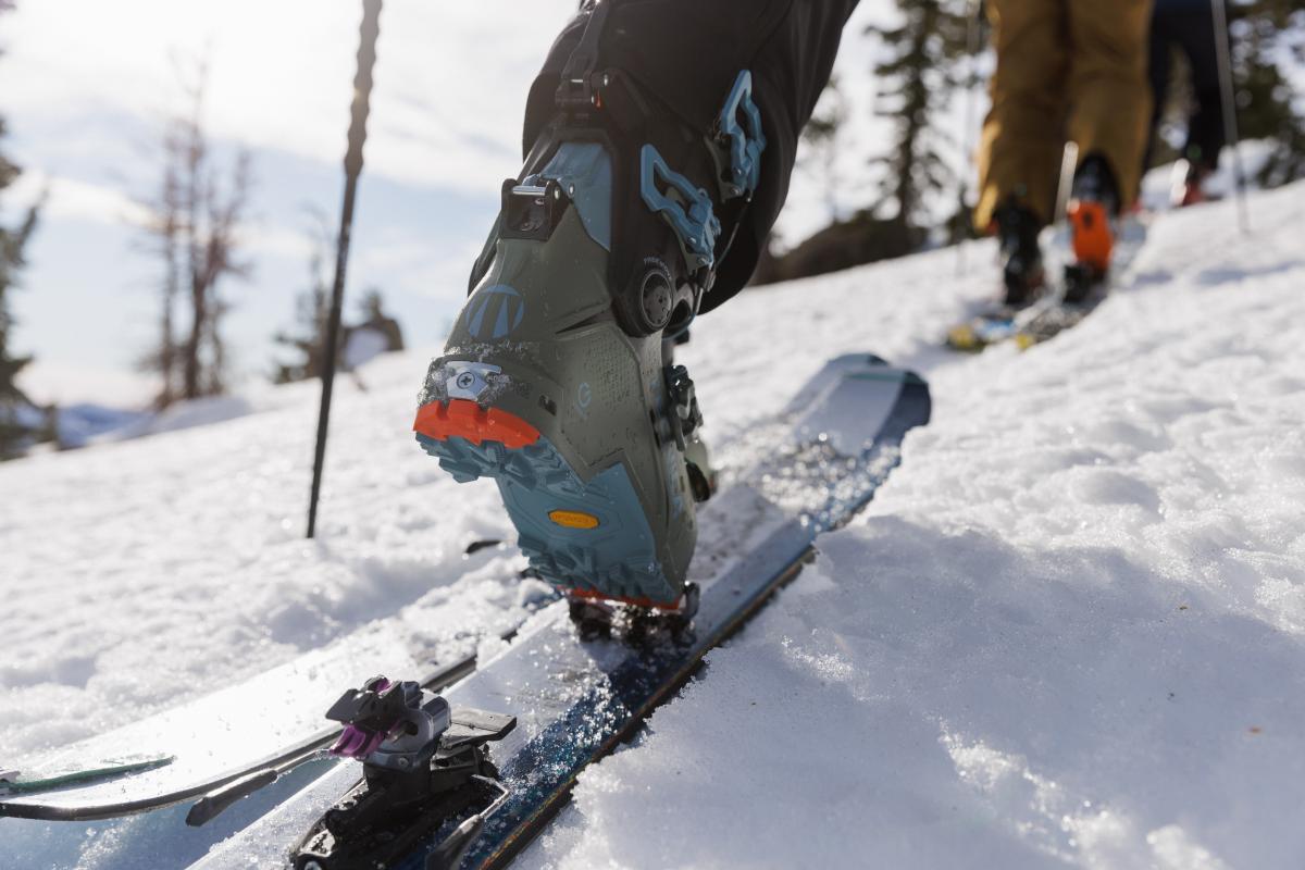 TecnicaZeroGTourProW_uphillsinglecloseup_skiboots
