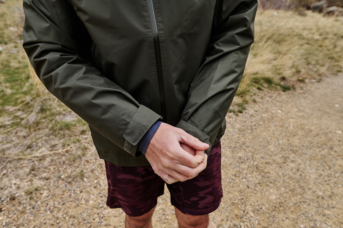 marmot minimalist pertex adjusting the cuffs 