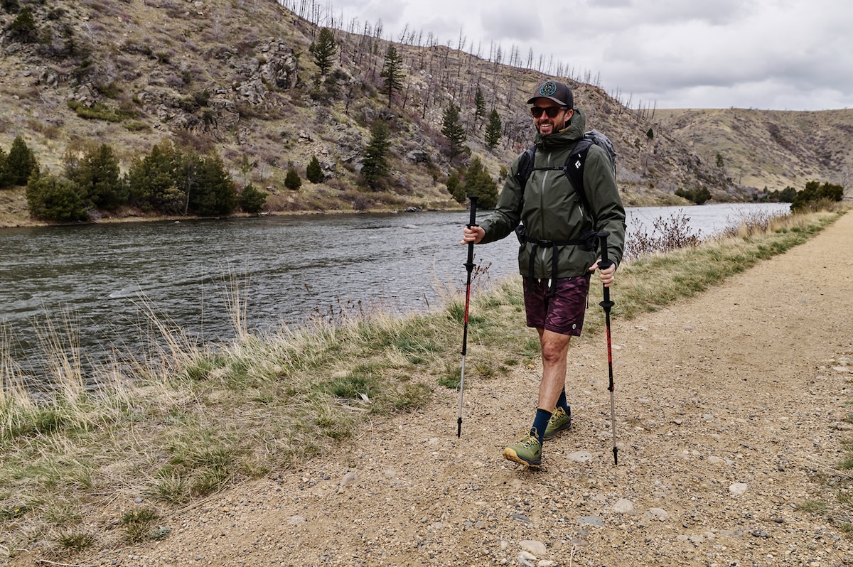 marmot minimalst pertex walking along the river