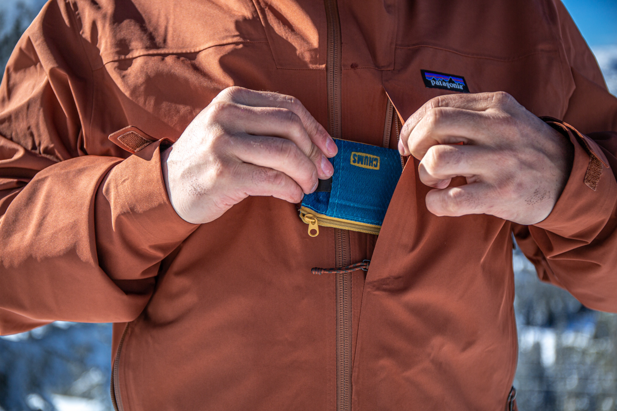 How to choose a ski jacket (using chest pocket)