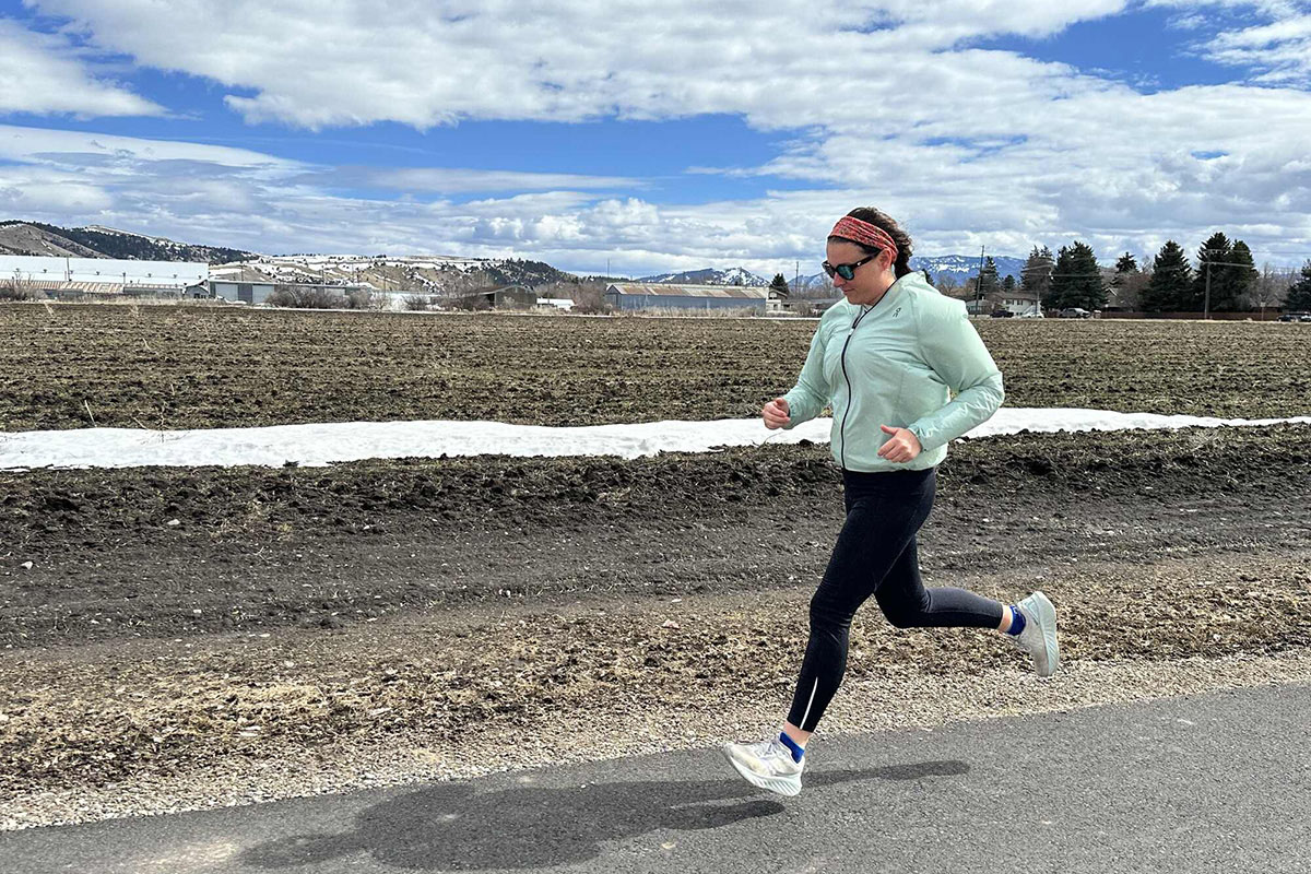 Saucony Triumph 22 running shoes (mid stride)